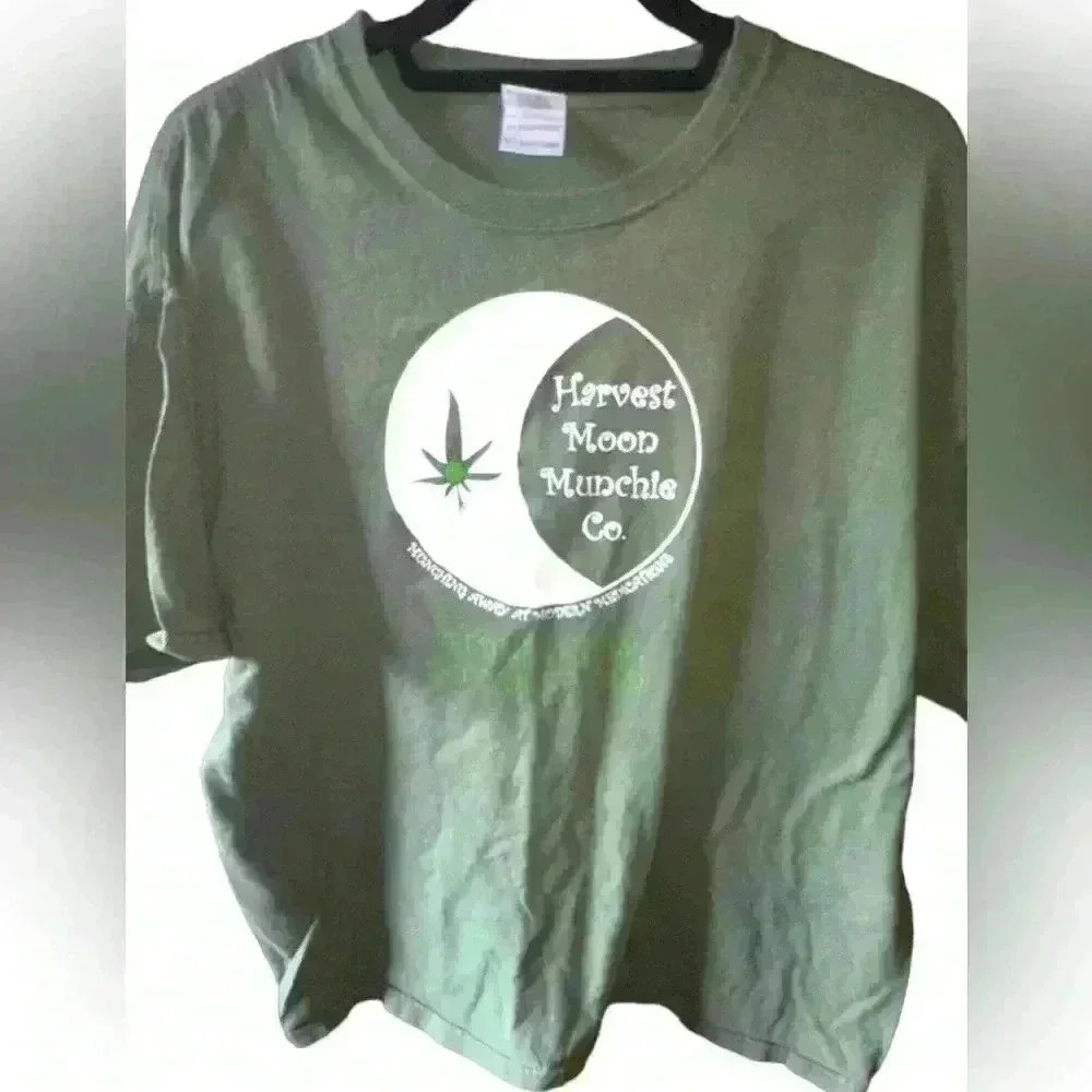 Gildan XL Harvest Moon Munchie Company tshirt. EUC. Olive‎ green